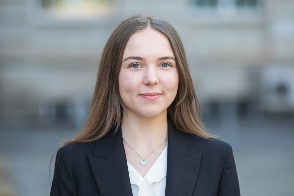 Bewerbungsfoto mit einem natürlichen Hintergrund in Dresden einer jungen Frau.