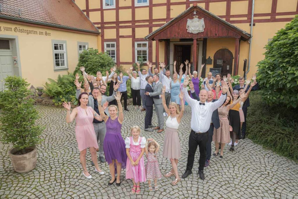 großes Gruppenfoto mit den Hochzeitsgästen und dem Brautpaar in Moritzburg