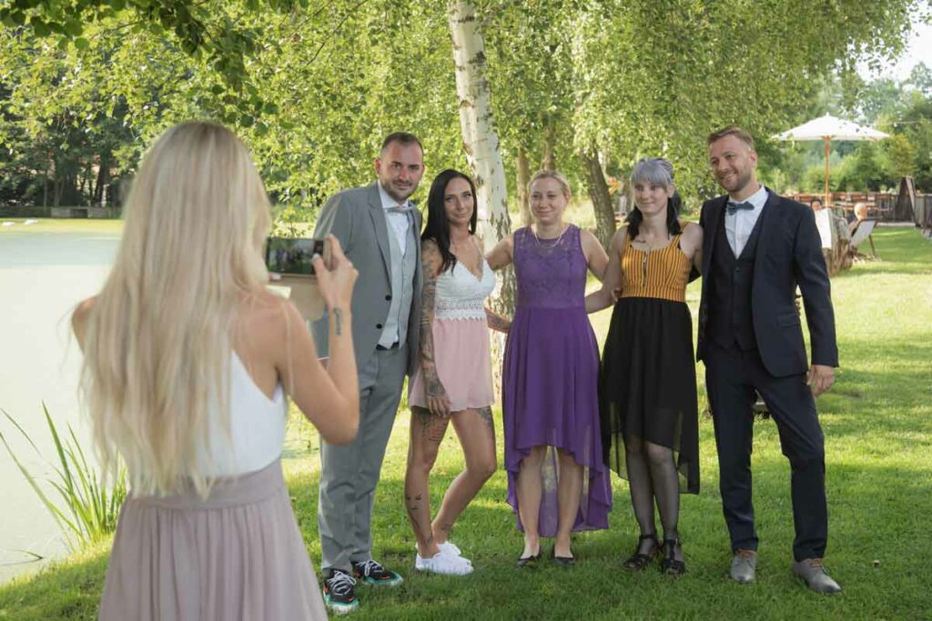 Gruppenfoto mit dem Hochzeitspaar in Moritzburg
