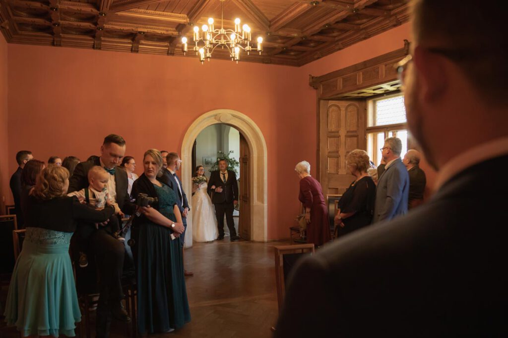 Braut wird von Ihrem Papa in den Trausaal im Schloss Schönfeld  hereingeführt