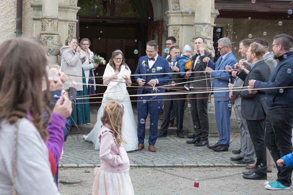 Hochzeitsfeier im Schloss Schönfeld - Empfang des Brautpaares durch die Gäste