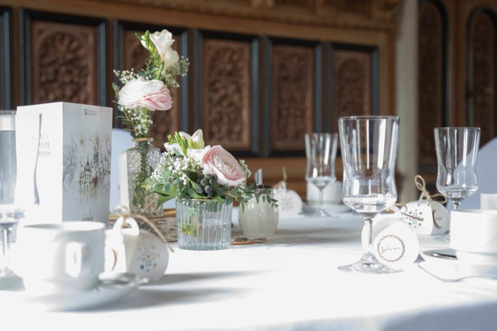 geschmückter Tisch auf Schloss Schönfeld für die Hochzeit