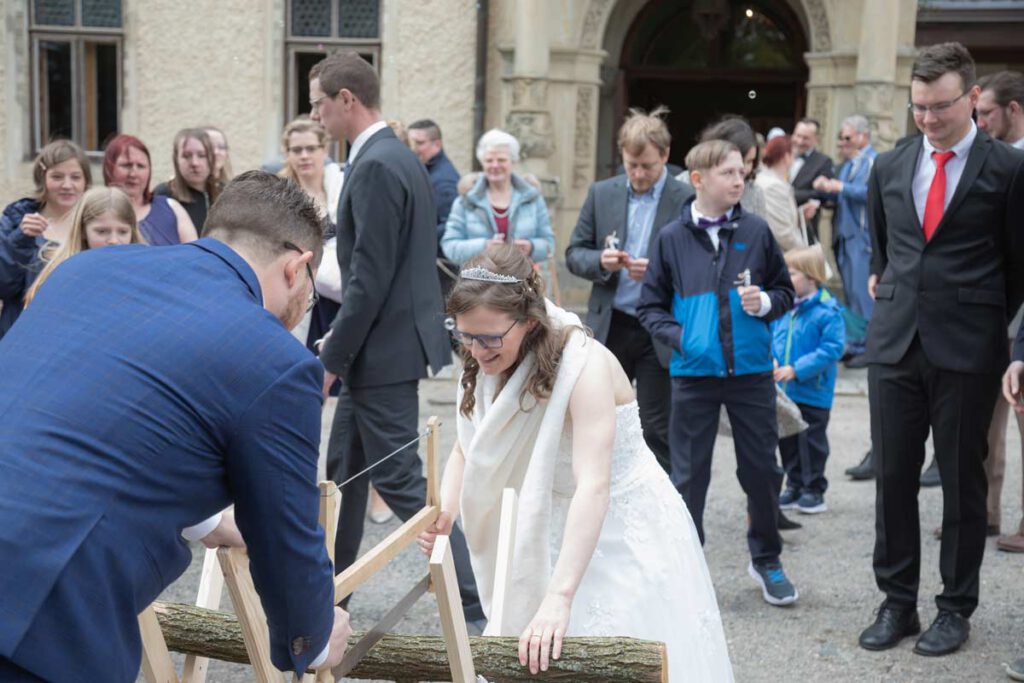 Baumstamm sägen auf der Hochzeit von Schloss Schönfeld