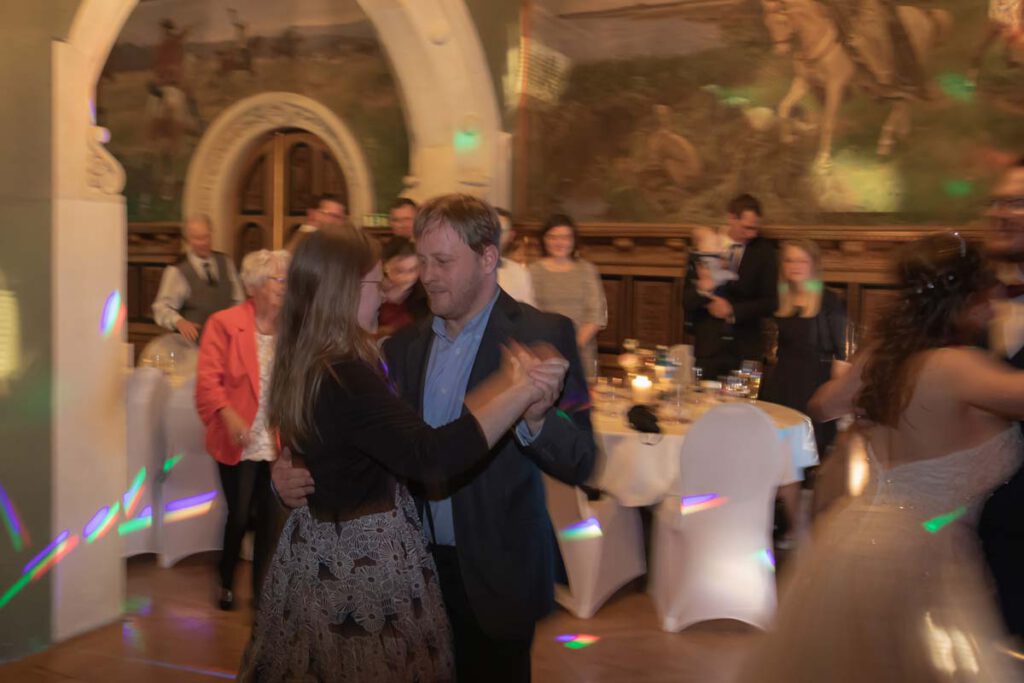 Hochzeitsfeier Schloss Schönfeld - Gäste tanzen