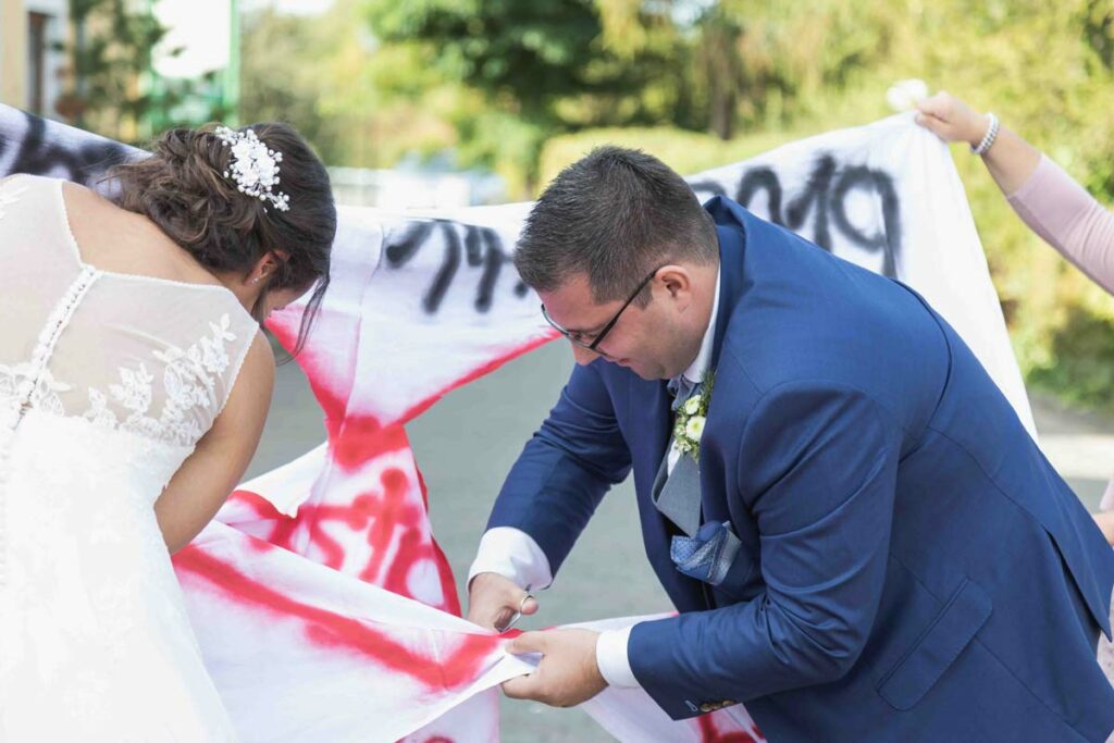 Brautpaar schneidet ein herz aus während der Hochzeitsfeier in prima