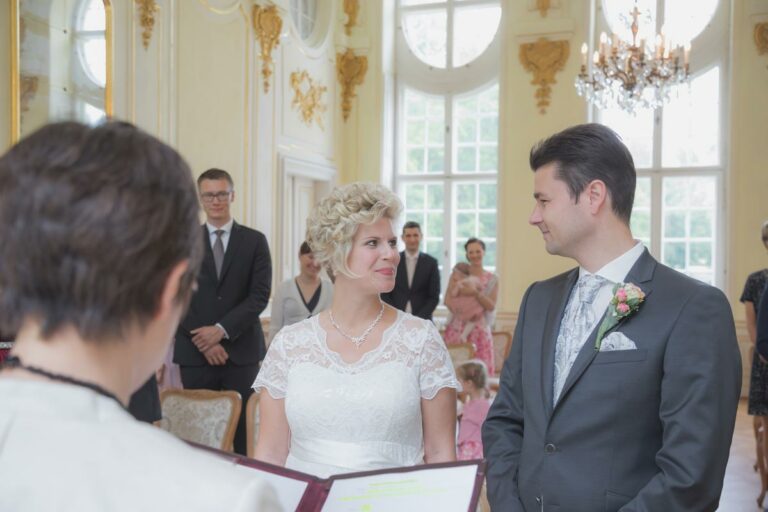 Hochzeit auf Schloss Oberlichtenau -- Hochzeitsreportage - Brautpaarshooting