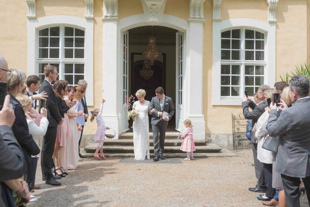 Empfang des Brautpaares durch die Hochzeitsgäste auf Schloss Oberlichtenau
