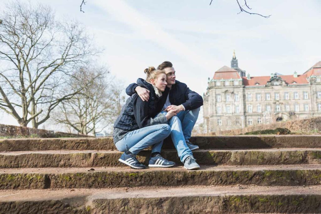 natürliche Paarfotos in Dresden - Paarfotografie Jan Windisch - paar sitzt eng beieinander