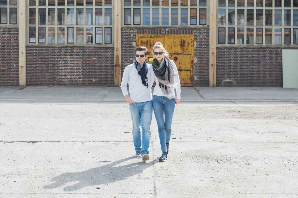 Paarfotoshooting in Dresden - verliebtes Paar gehen eng nebeneinander