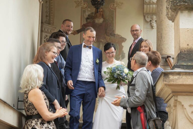 Gratulation und Spalier des Gäste für das Brautpaar in Dresden zur standesamtlichen Hochzeit - Jan Windisch Fotografie