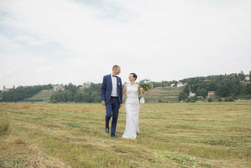 kurzes Brautpaarshooting an den Elbwiesen in Dresden nach der Hochzeit - Jan Windisch Fotografie