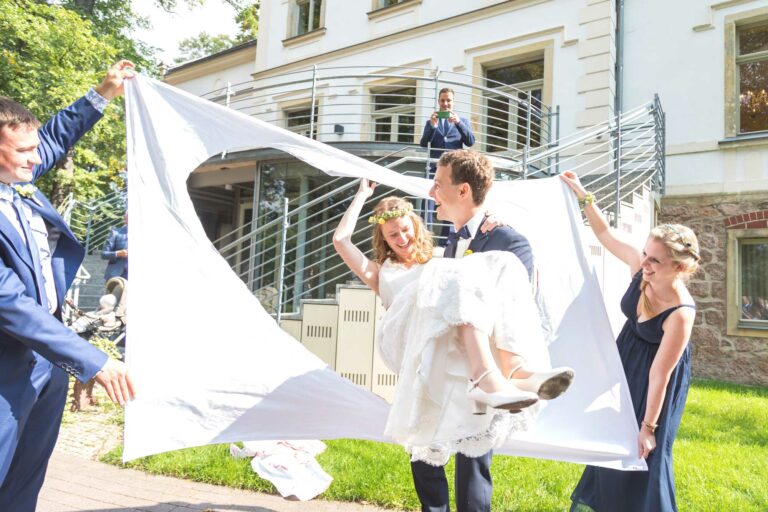 Braut wird vom Bräutigam getragen - Hochzeitsreportage Freiberg