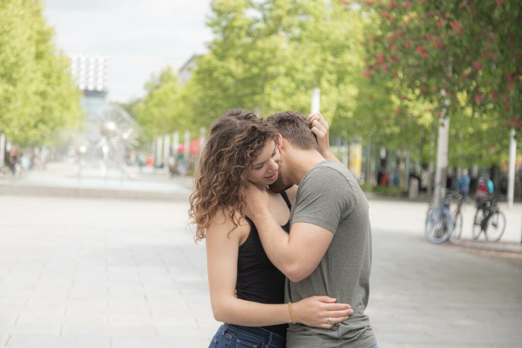 Freund küsst seine Freundin am Hals entlang und dabei berühren sie sich zärtlich