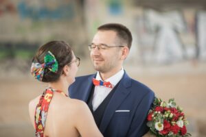 Brautpaar steht nebeneinander und schaut sich in die Augen - Hochzeitsfotograf gärlitz