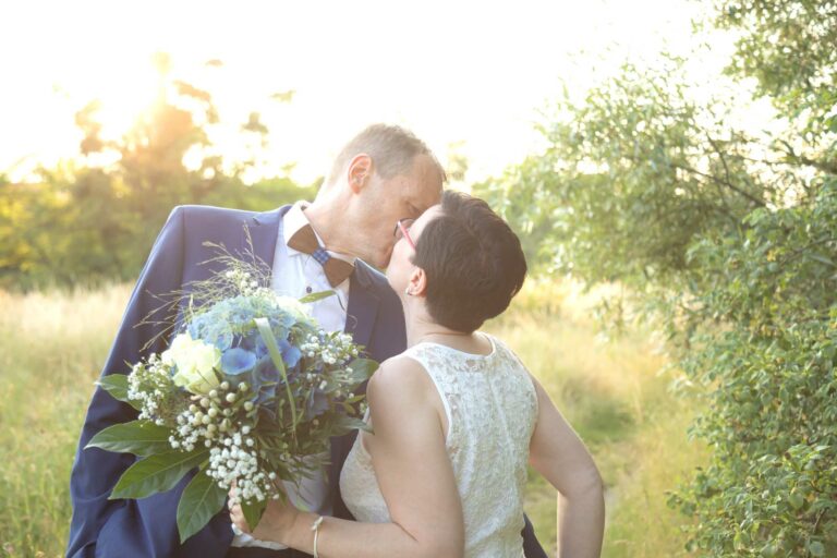 Brautpaar küsst sich beim Sonnenuntergang - Hochzeitsfotografie görlitz
