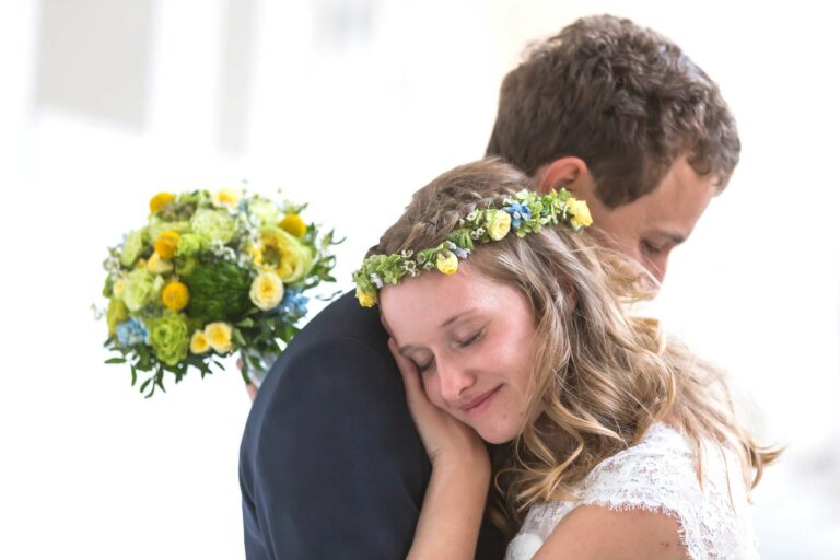 braut lehnt ihren kopf auf die Schulter des Bräutigams - Hochzeitsfotograf kamen