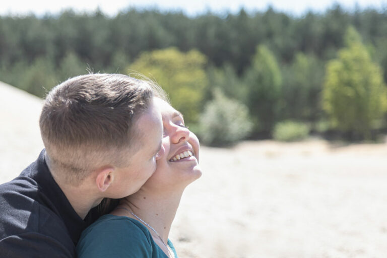 Fotoshooting in Dresden - junges Paar küsst sich an einem See und sind glücklich