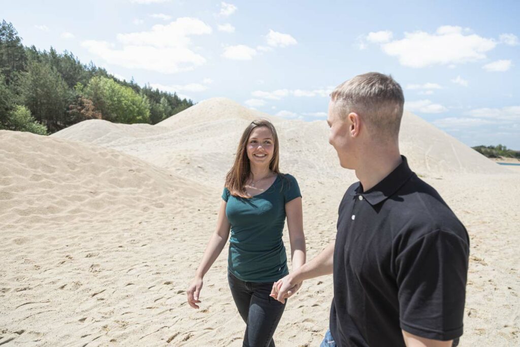 Fotoshooting Dresden - junges Paar - Geschenk Gutschein Fotoshooting in Dresden - junge Frau schaut ihren Freund glücklich an und gehen Hand in Hand