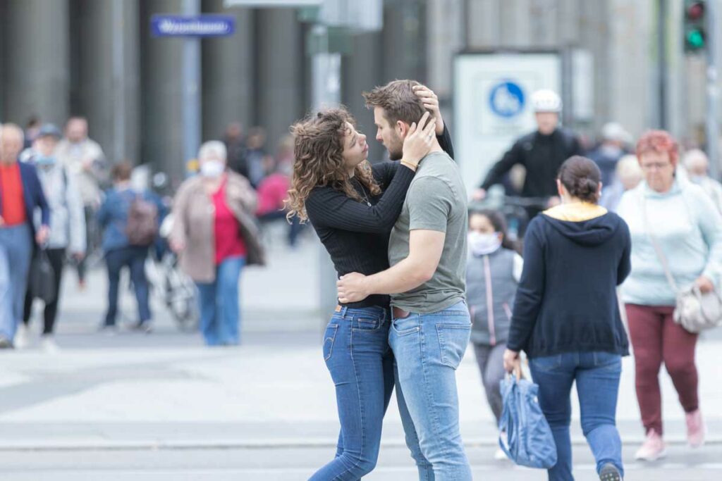 Fotoshooting Dresden Paarfotoshooting mitten in dresden. das paar hat sich liebevoll in den arm und überall laufen die menschen an ihnen vorbei und sie lassen sich nicht stören. dabei schauen sie sich verliebt und überglücklich an.