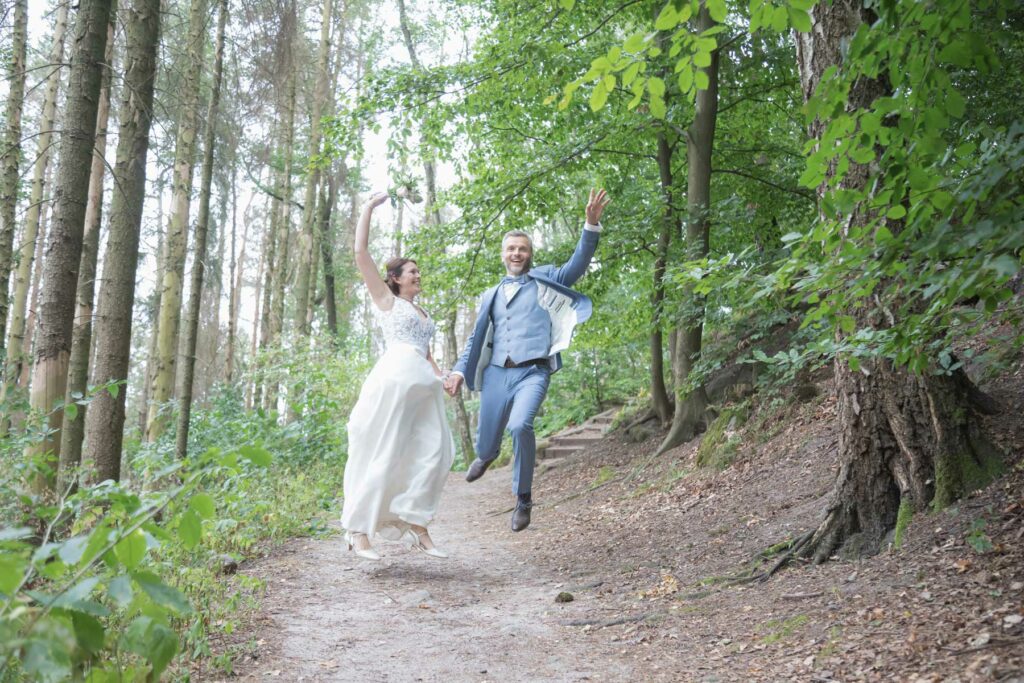 Brautpaarshooting in der Sächsischen Schweiz in einem Wald
