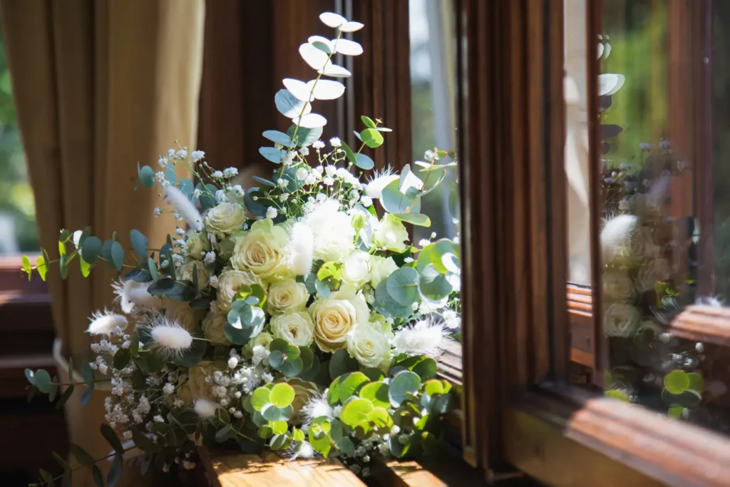 der Brautstrauß fotografiert an einem Fenster im Standesamt