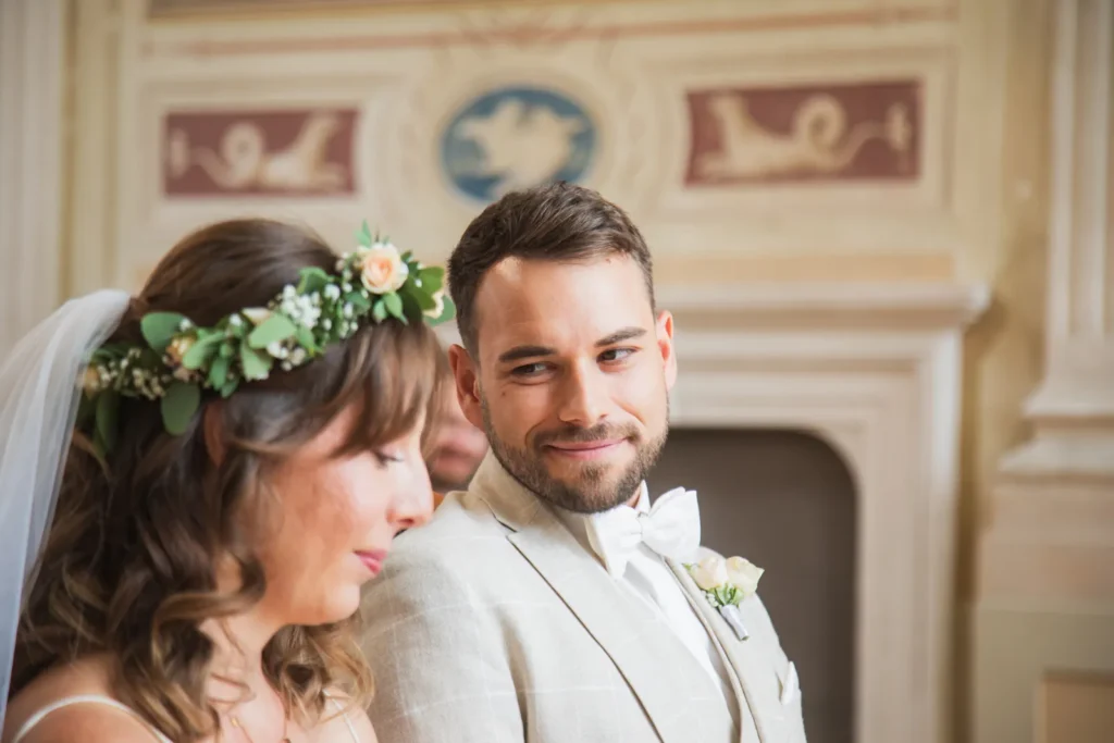 Ehemann schaut Braut verliebt an, während der standesamtliche Trauung in der Nähe von Bautzen