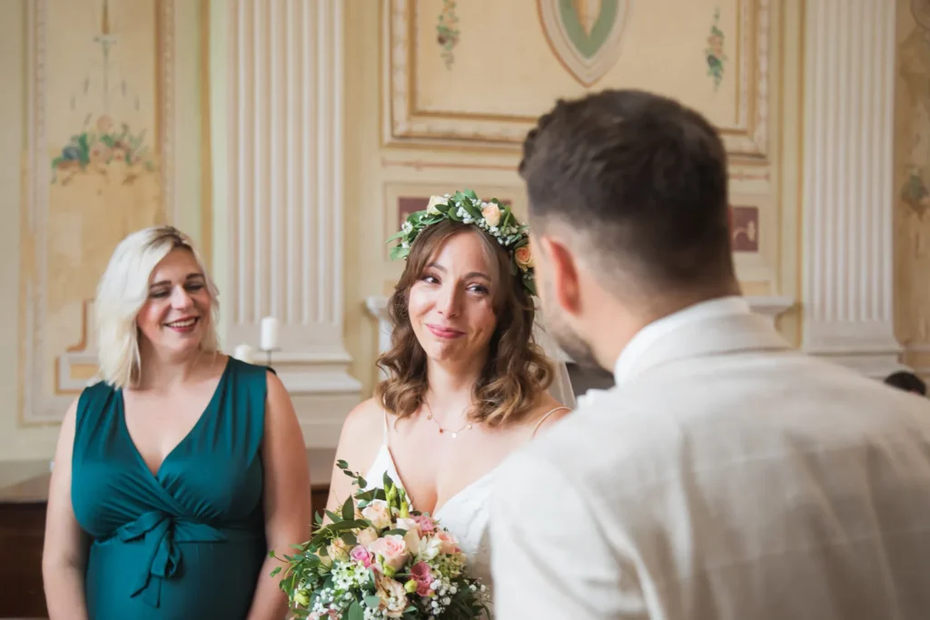 glückliche Braut schaut zu ihrem Ehemann - Hochzeit Bautzen