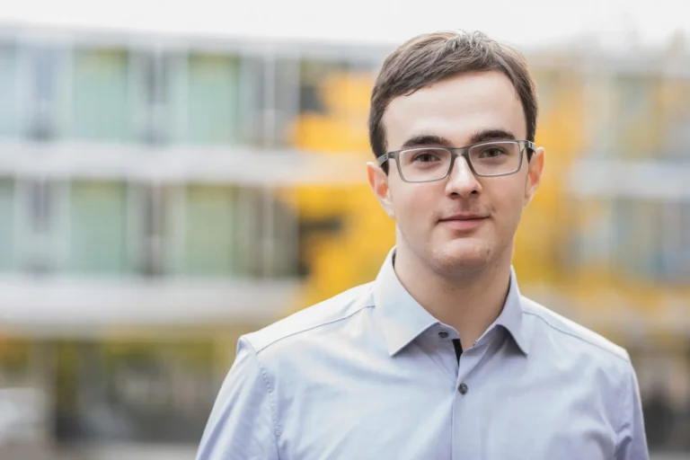 Mannes mit einem natürlichen hintergrund und einem tollen Licht - sehr authentisch, schlicht und modern zugeleich. Tolle Bewerbungsfotos die nicht im Studio gemacht werden!