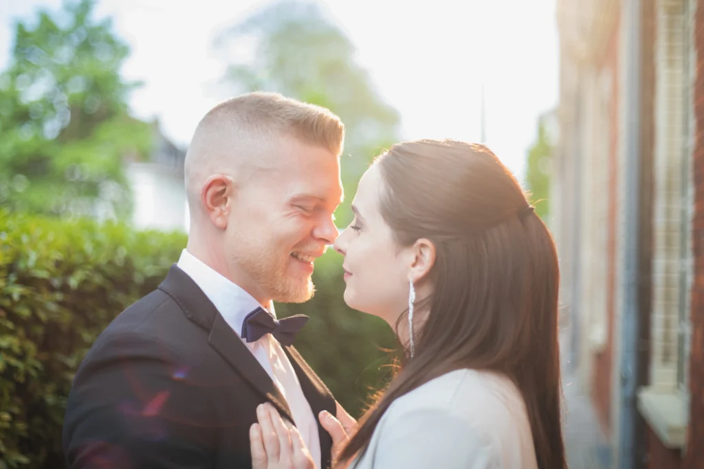 paar steht eng beieinander und schaut sich an - blitzen auf Hochzeiten