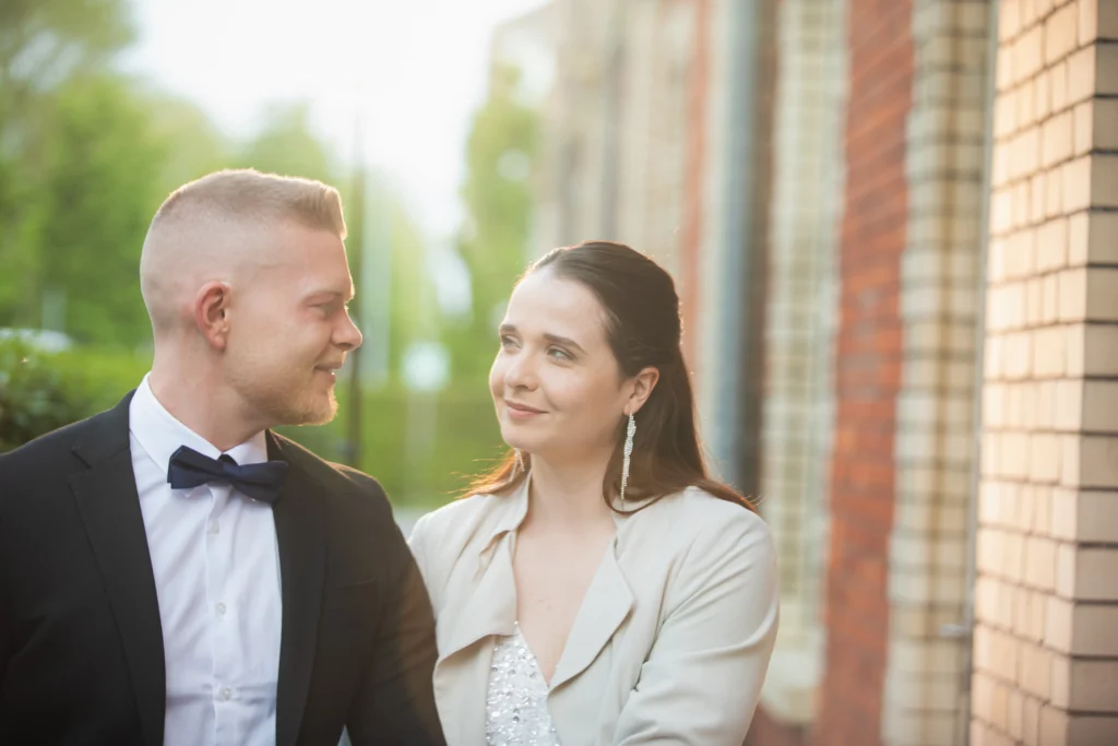 brauptpaar schaut sich verliebt an - blitzen auf Hochzeiten