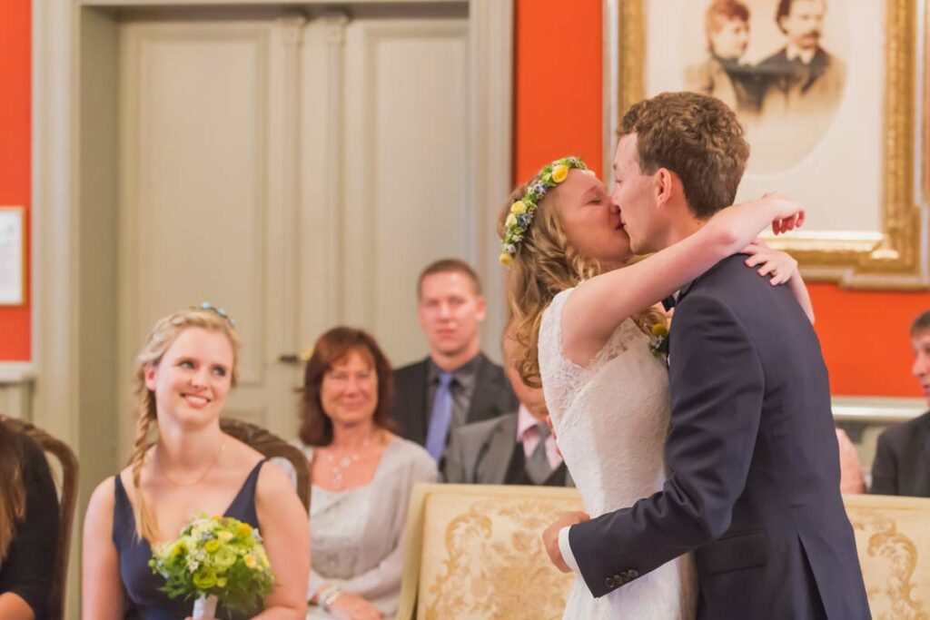 Brautpaar küsst sich während ihrer standesamtlichen Trauung
