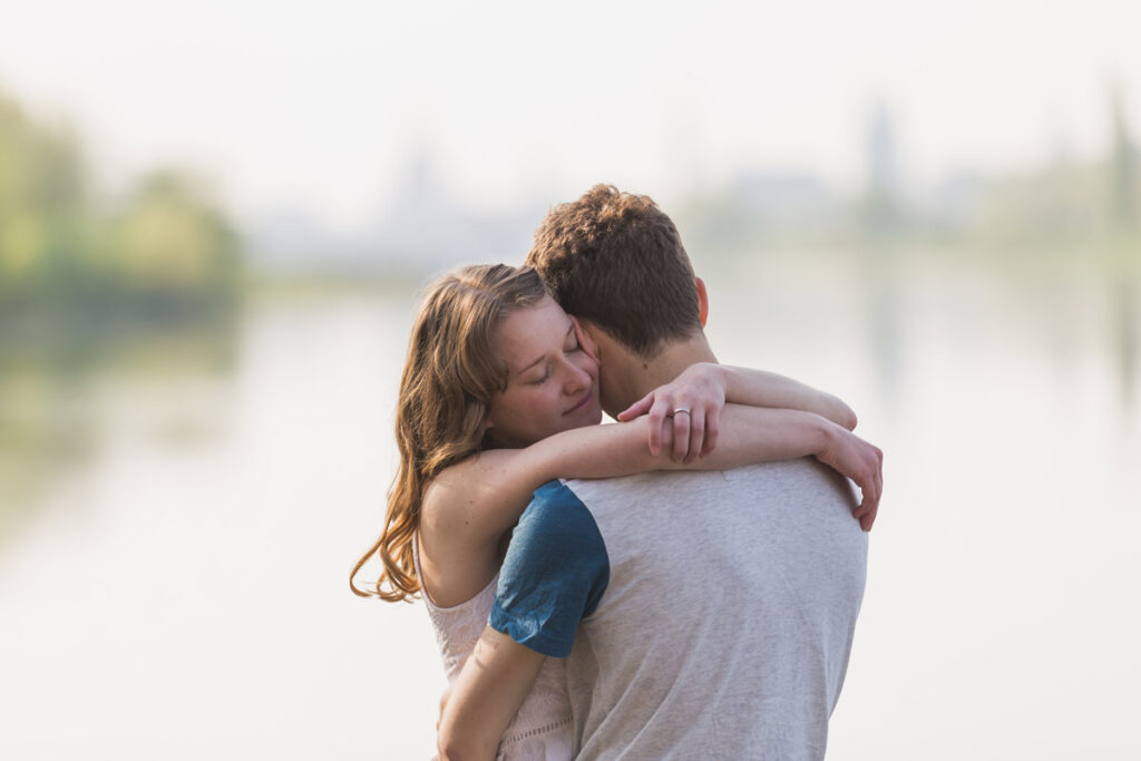 Frau umarmt ihren Freund / Mann fest und genießen die gemeinsame Zeit