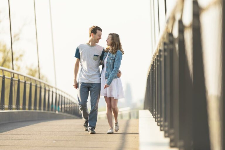 Fotoshooting - Paar geht Arm in Arm eine Brücke entlang - Engagement Shooting Dresden