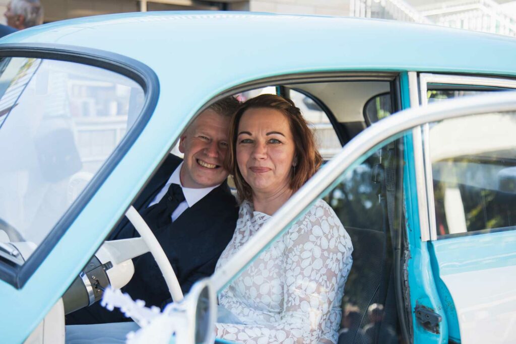 Ankunft des Brautpaares in der sächsischen Schweiz Bastei mit ihrem auto