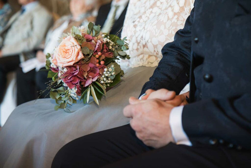 standesamtliche Hochzeit Bastei - sächsische Schweiz - Brautpaar hält sich an der Hand