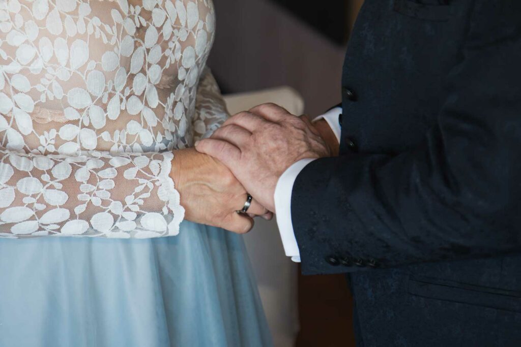 Brautpaar hält Händchen während der standesamtlichen Hochzeit auf der Bastei
