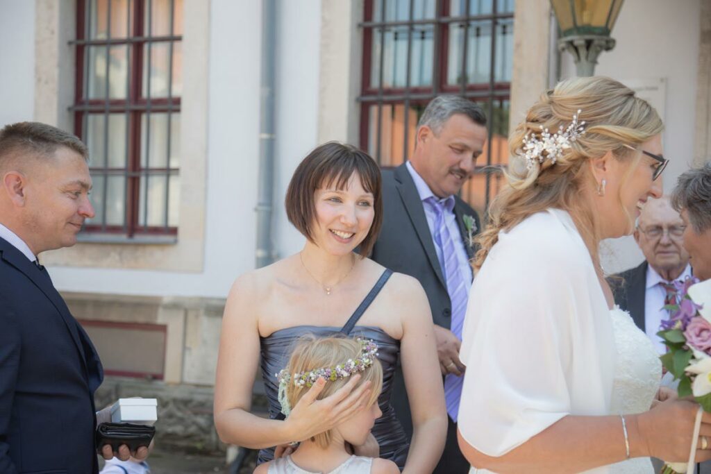 Empfang der Gäste auf Schloss Burgk zur Hochzeit... alle sind glücklich und lachen