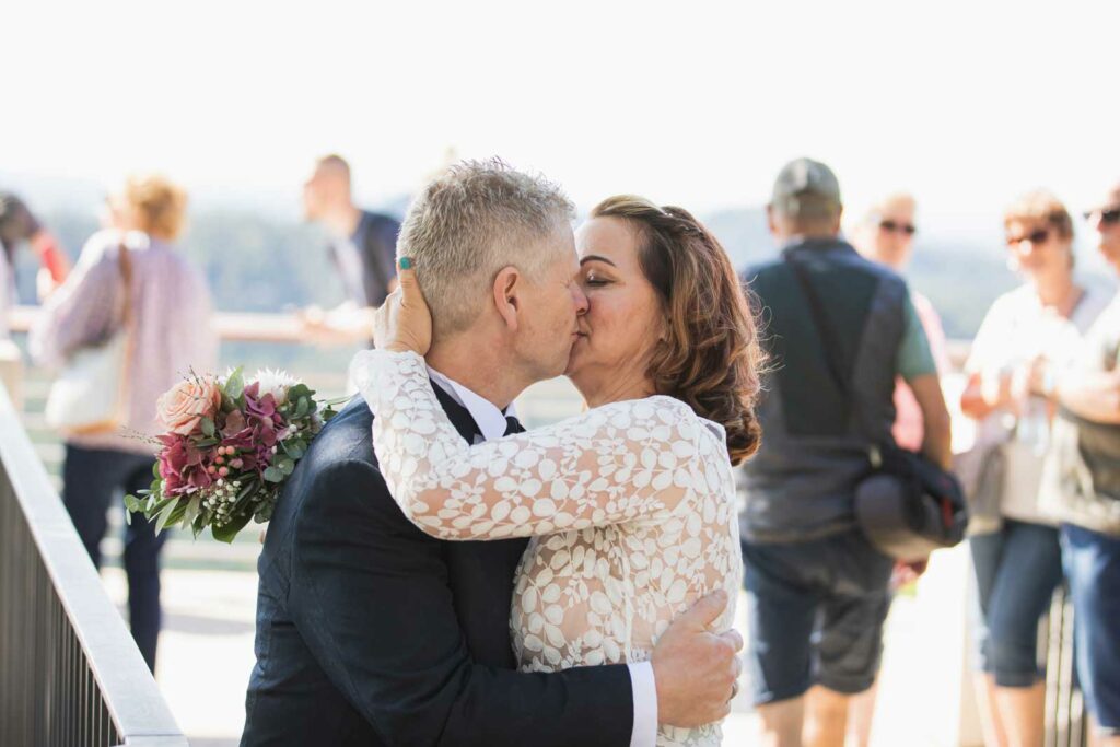 Brautpaar küsst sich auf der Bastei in der sächsischen schweiz