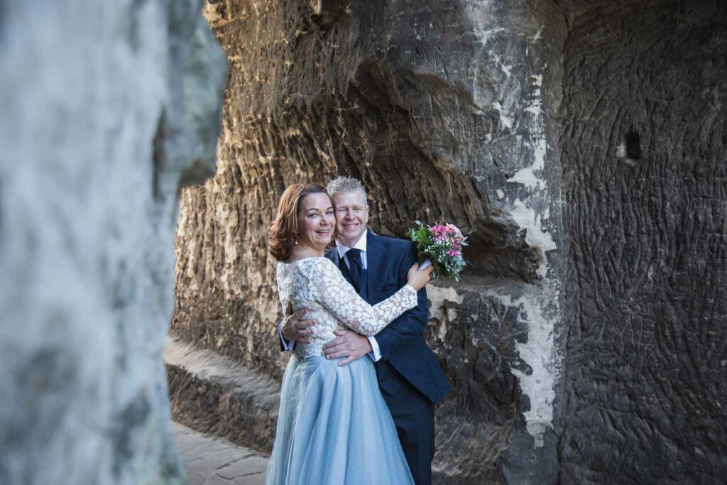 Fotoshooting auf der Bastei in der Sächsischen Schweiz mit dem Brautpaar bei schönem Wetter