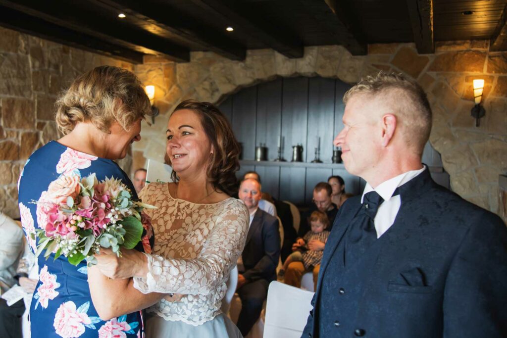 Gratulationen der Hochzeitsgäste an das Brautpaar zur standesamtlichen Hochzeit auf der Bastei in der sächsischen Schweiz