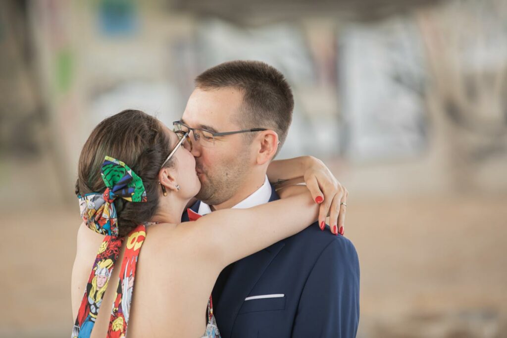 Brautpaarshooting bautzen - braut umarmt ihren mann und sie küssen sich