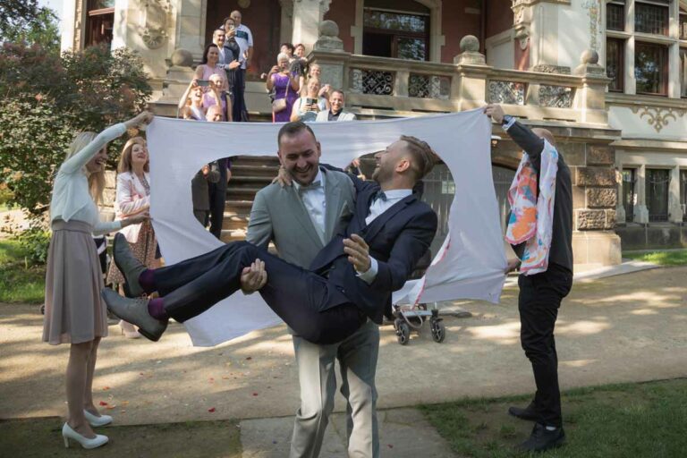 gleichgeschlechtliches Ehepaar wird fotografiert vom hochzeitsfotograf radebeul - empfang und hochzeit