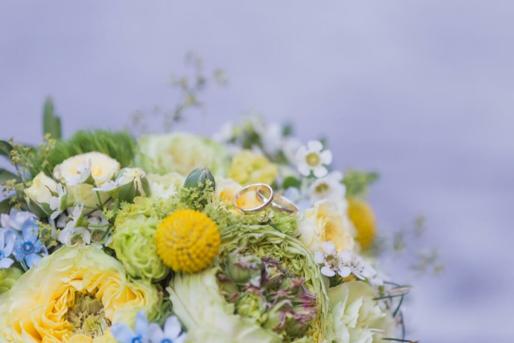 brautstrauß und die Hochzeitsringe fotografiert, was zu jedem brautpaarshooting dazu gehört