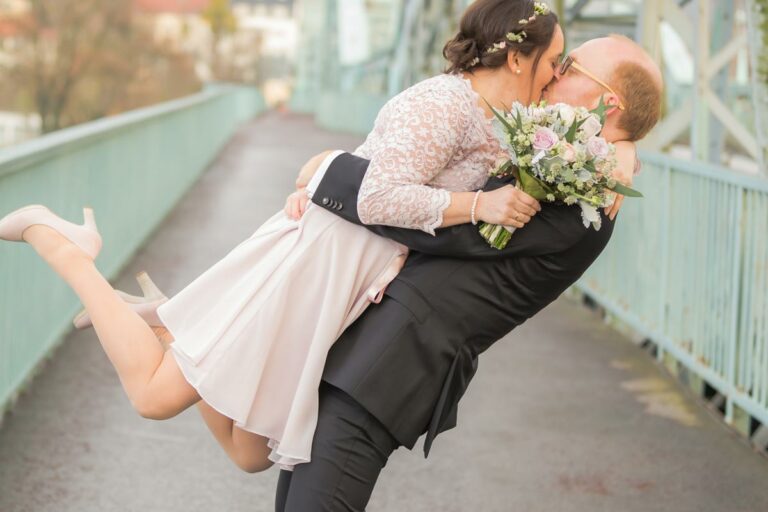 Bräutigam hebt seine Frau hoch und sie küssen sich - Hochzeitsreportage pirna