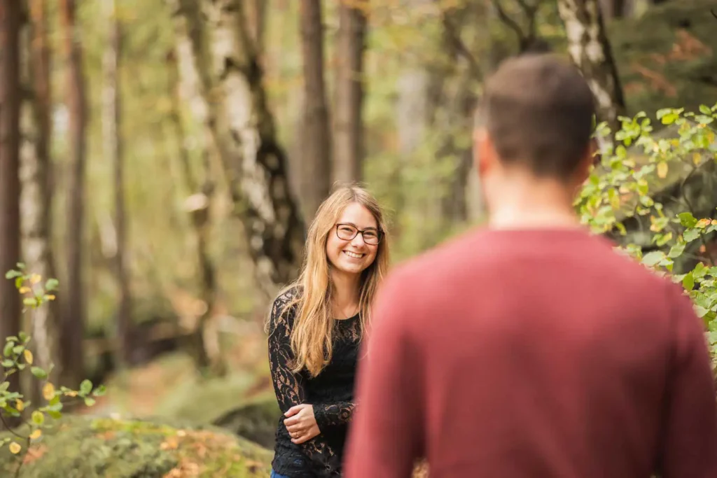 engagement Shooting - Paar steht sich gegenüber und gehen auf einander zu und sind glücklich
