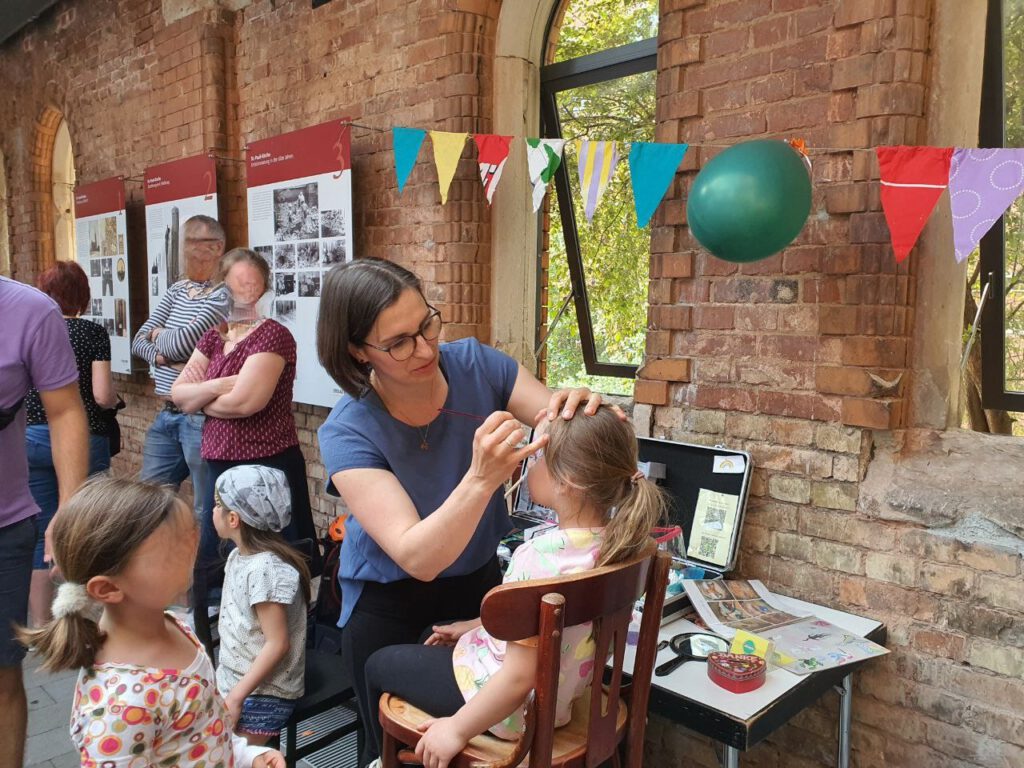 Kinderschminken auf eurer Hochzeit - hier seht ihr Lisa während eines Events