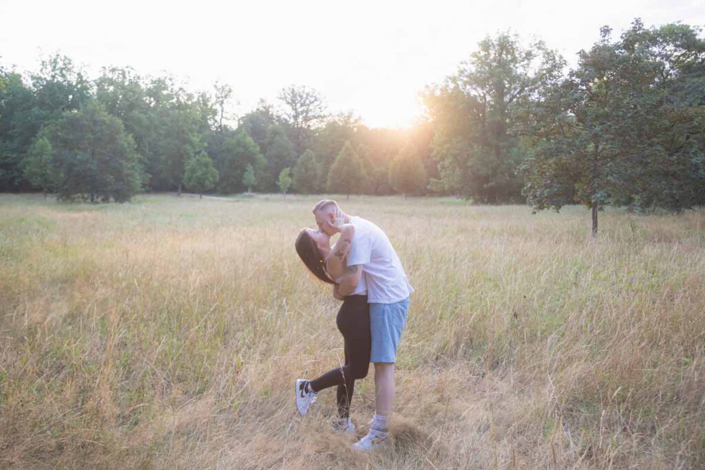 küssendes Paar während eines Fotoshooting in Dresden im Sommer zum Sonnenaufgang