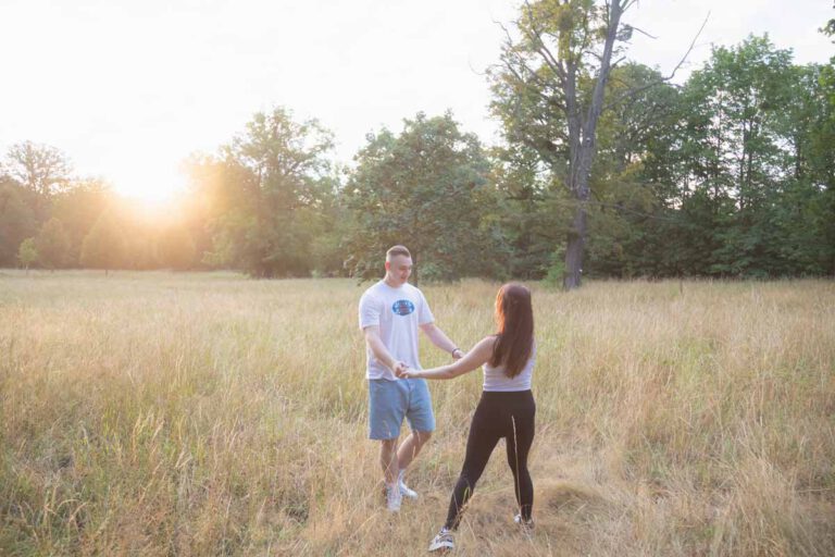 Sommer Fotoshooting in Dresden im Großen Garten mit einem glücklichen Paar zum Sonnenaufgang