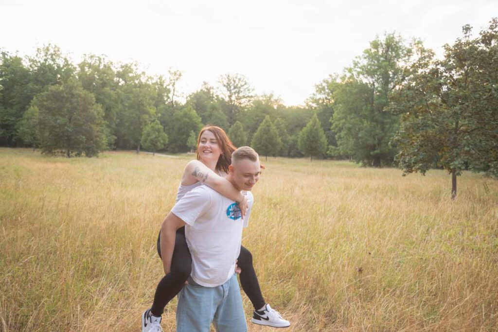 Fotoshooting in Dresden zum Sonnenaufgang. Mann trägt Frau auf dem Rücken und beide sind glücklich.