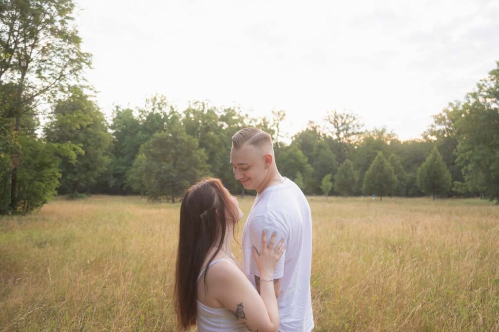 Die Frau schaut den Mann verliebt an bei einem Fotoshooting im Sommer in Dresden